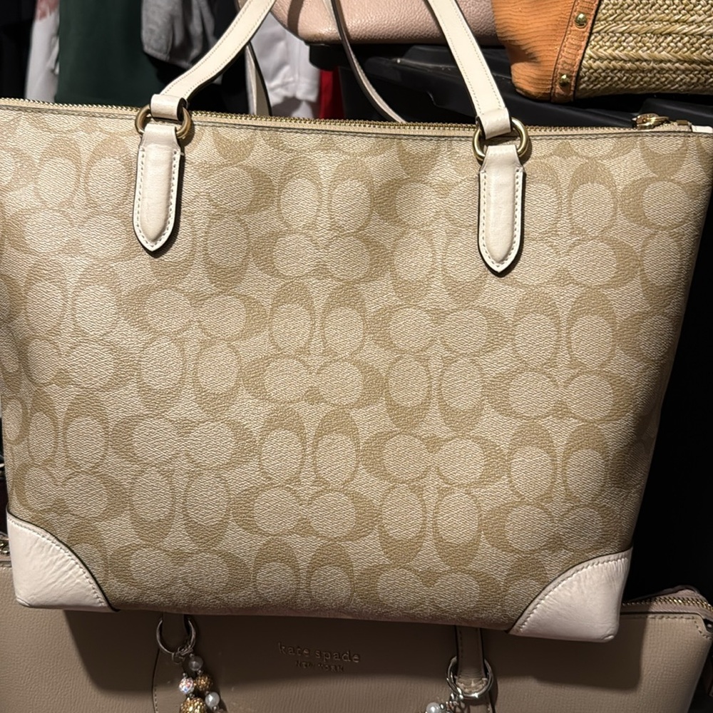 Coach Beige and Cream Tote Bag zip top signature canvas style comes with charm - Picture 7 of 11